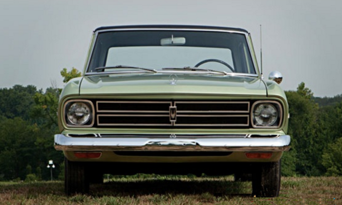 1966 Studebaker Daytona Sport Sedan 6 cylinder front.png