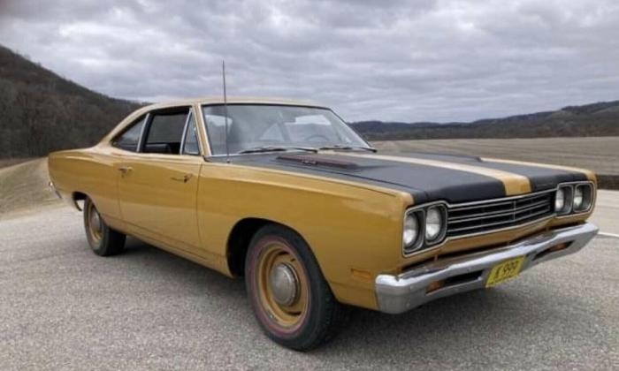 1969 Plymouth Road Runner unrestored original Yellow Gold black (10).jpg