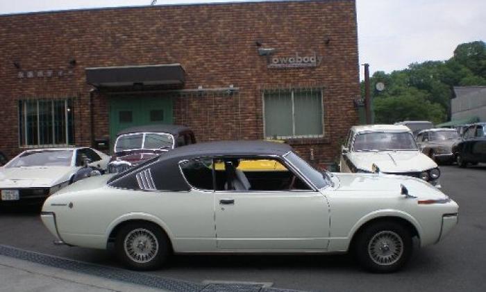 1972 Toyota Crown MS70 Coupe Black vinyl roof on white paint images Japan (1).jpg