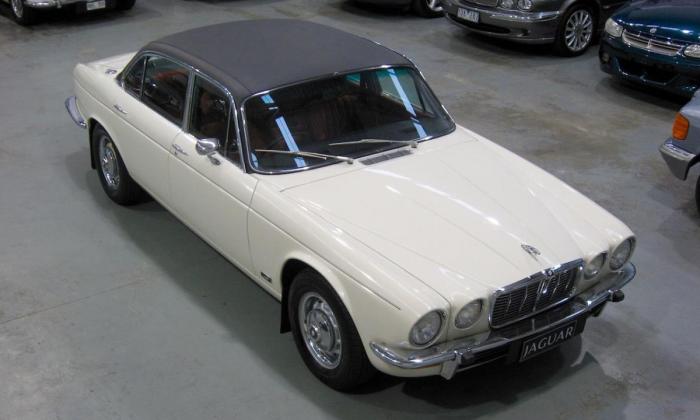 1976 Jaguar XJ V12 5.3L top.jpg