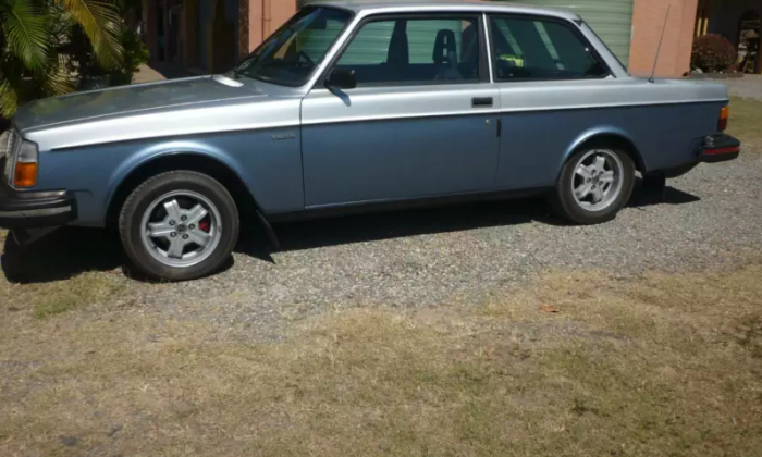 1980 Volvo 242 GT Australia silver two tone blue (5).png