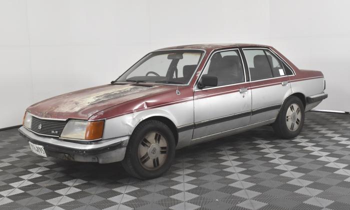 1981 VH Commodore SL-E Holden two tone image (1).jpg