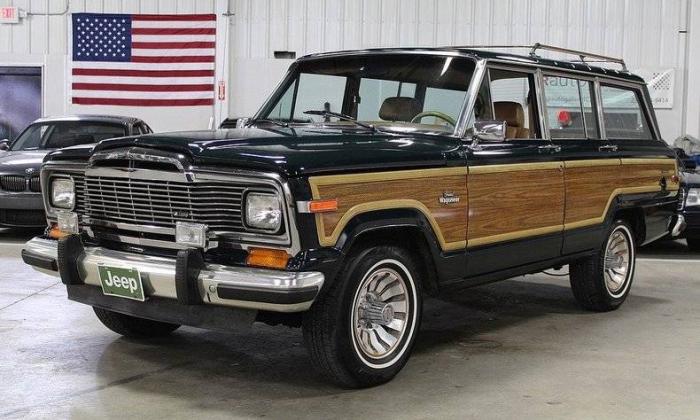 1985 Jeep Grand Wagoneer (AMC) Green paint timber sides SUV images (1).jpg