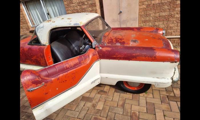 Australian RHD Nash Metropolitan for sale 2022 Red and white (1).jpg