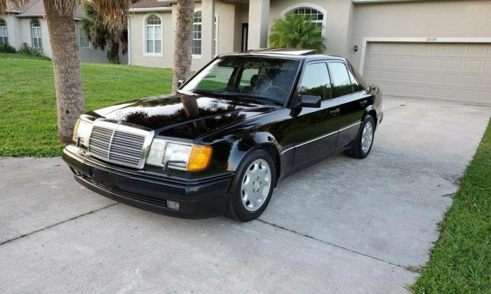 Black on black Mercedes 500E 1993 W124 (3).jpg