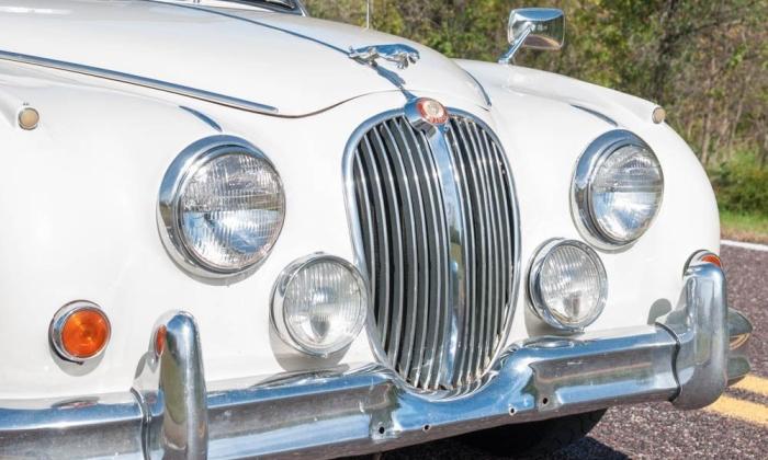 Jaguar Mk 2 Front grille.jpg