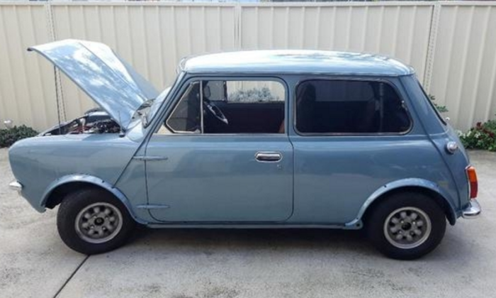 Leyland Mini 998 LS Australia 1977 Silver Blue paint (4).png