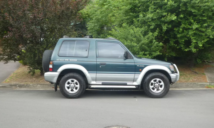 Mitsubishi Pajero Short SWB 3 door NJ green on silver exterior images 1996 (3).png