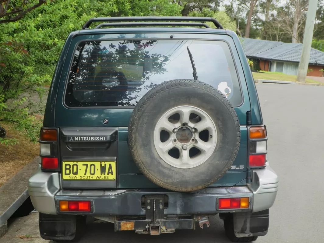 1 Mitsubishi Pajero Short SWB 3 door NJ green on silver exterior images 1996 (10).png