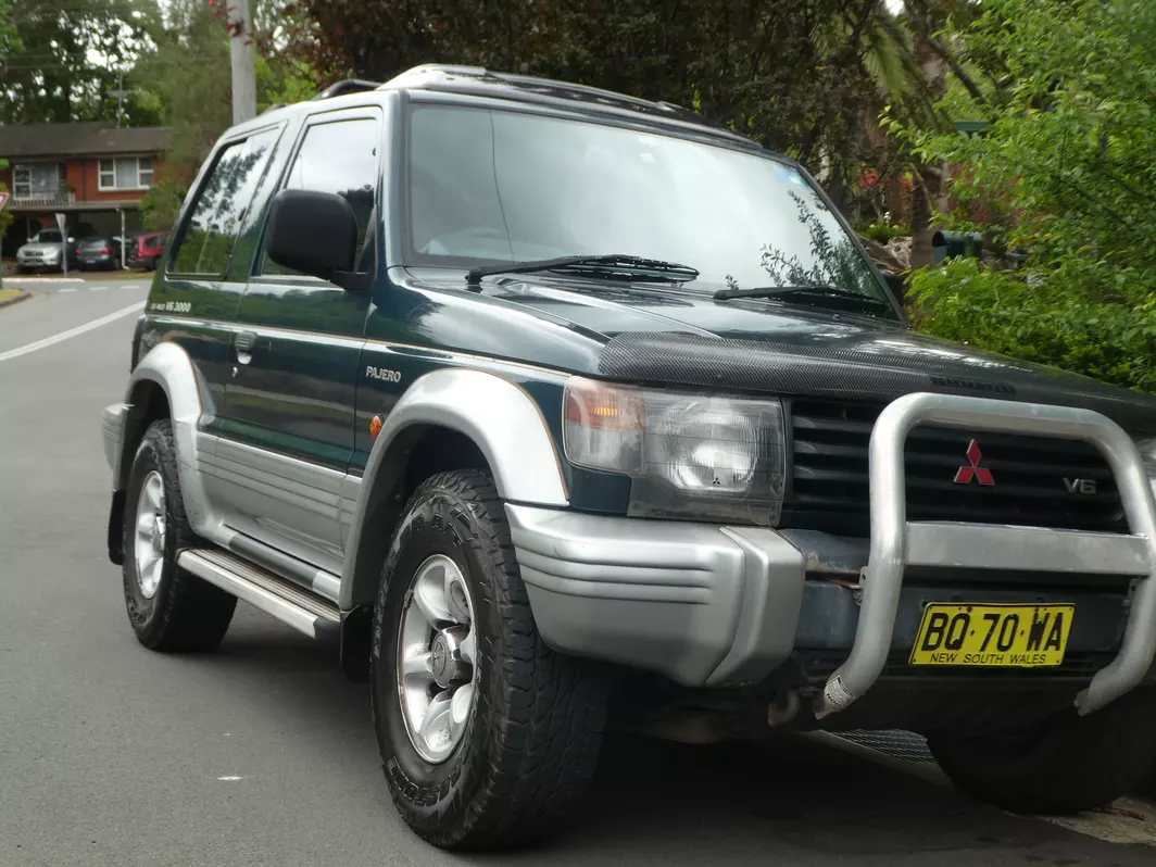 1 Mitsubishi Pajero Short SWB 3 door NJ green on silver exterior images 1996 (11).png