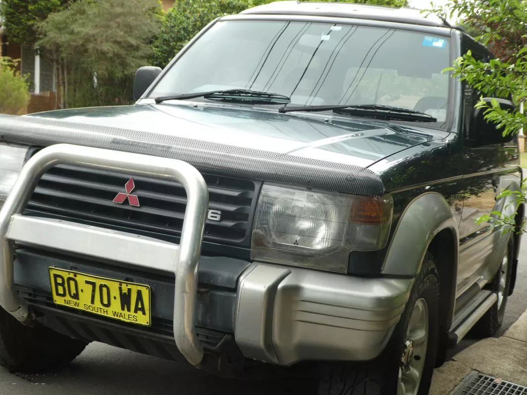 1 Mitsubishi Pajero Short SWB 3 door NJ green on silver exterior images 1996 (9).png