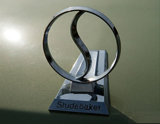 1966 Studebaker Daytona Sport Sedan 6 cylinder 3 badge.png