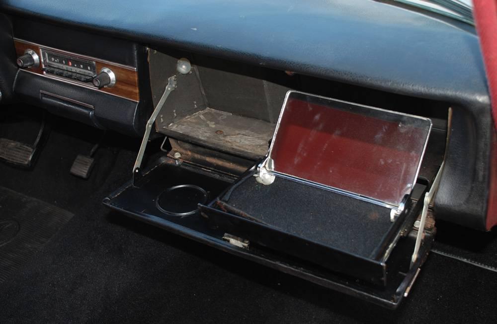 1966 Studebaker Daytona Sport Sedan V8 red white roof (43) interior.jpg