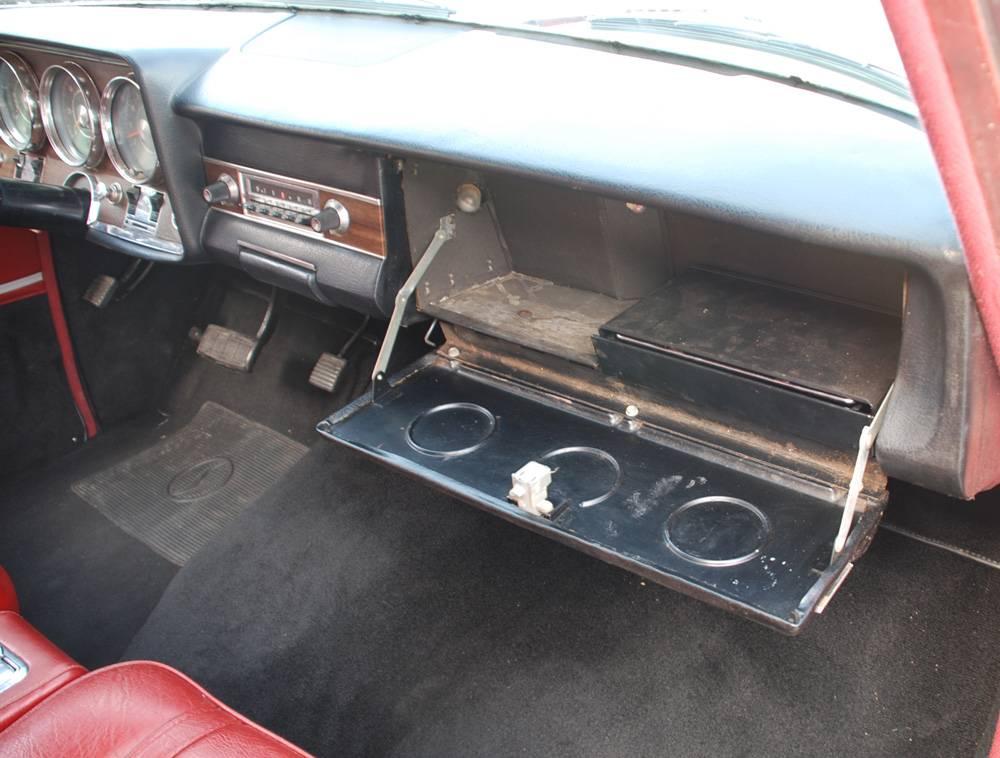 1966 Studebaker Daytona Sport Sedan V8 red white roof (44) interior.jpg