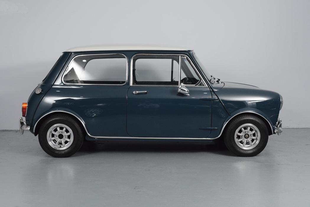 1967 Australian Morris Cooper S Snow White on Indigo Blue register (6).jpg