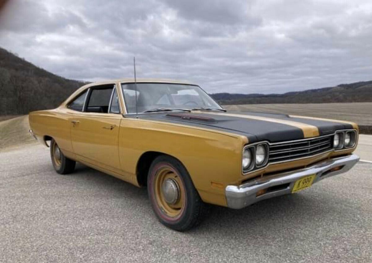 1969 Plymouth Road Runner unrestored original Yellow Gold black (10).jpg