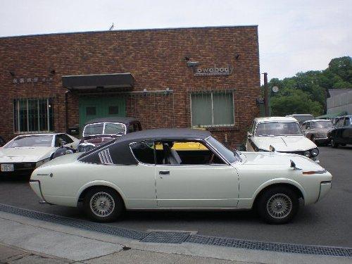 1972 Toyota Crown MS70 Coupe Black vinyl roof on white paint images Japan (1).jpg