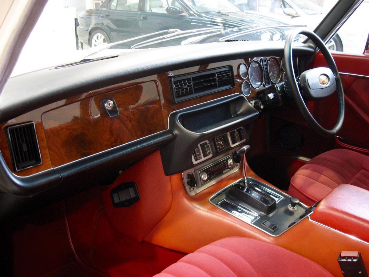 1976 Jaguar XJ V12 5.3L Dashboard.jpg