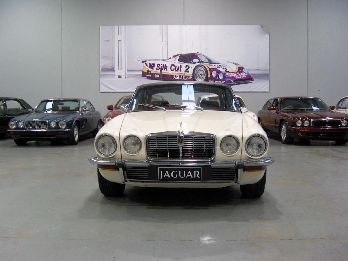 1976 Jaguar XJ V12 5.3L Front lights and grille.jpg