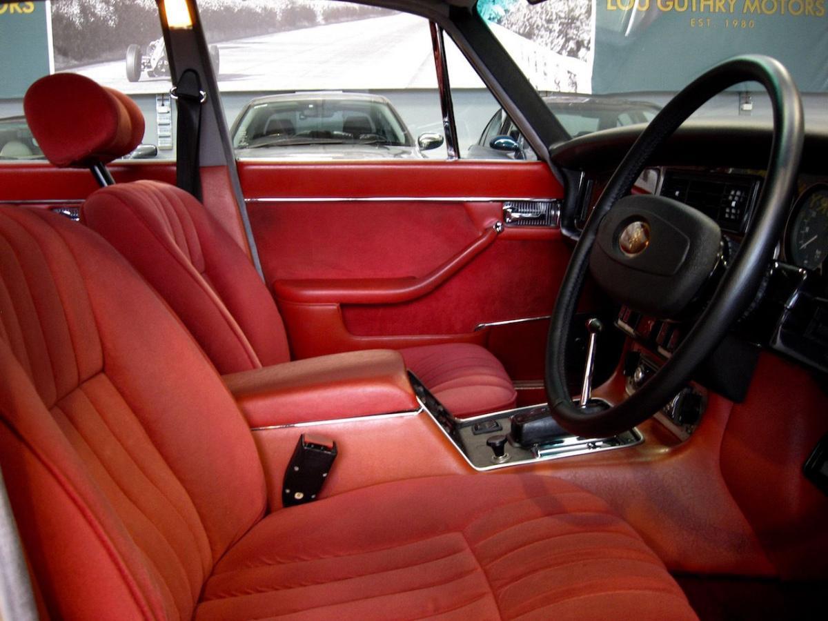 1976 Jaguar XJ V12 5.3L Front red seats.jpg