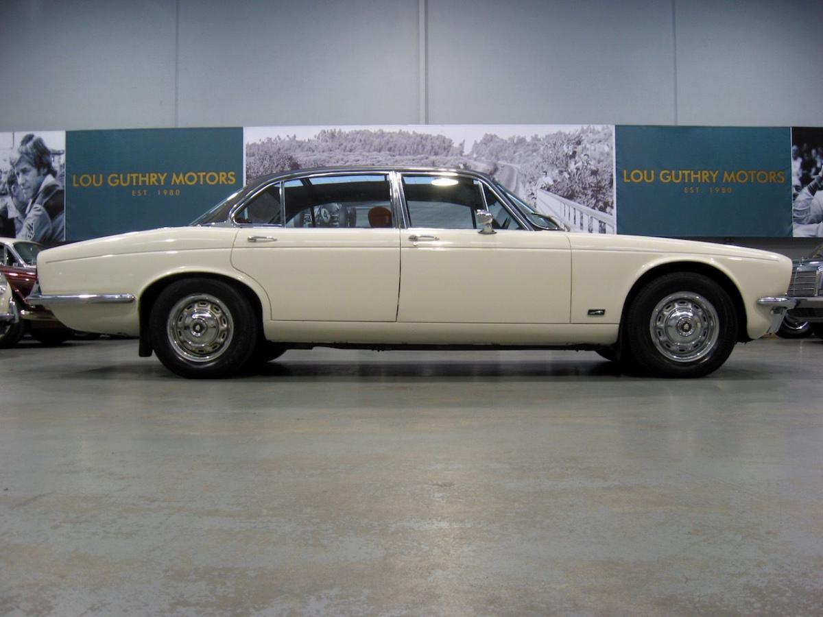 1976 Jaguar XJ V12 5.3L Side view.jpg