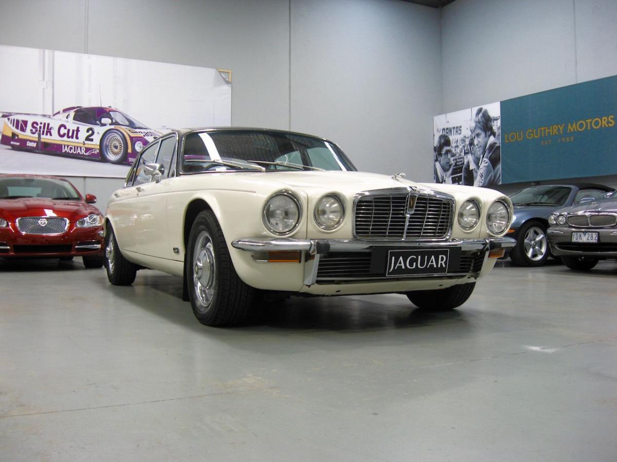 1976 Jaguar XJ V12 5.3L front.jpg