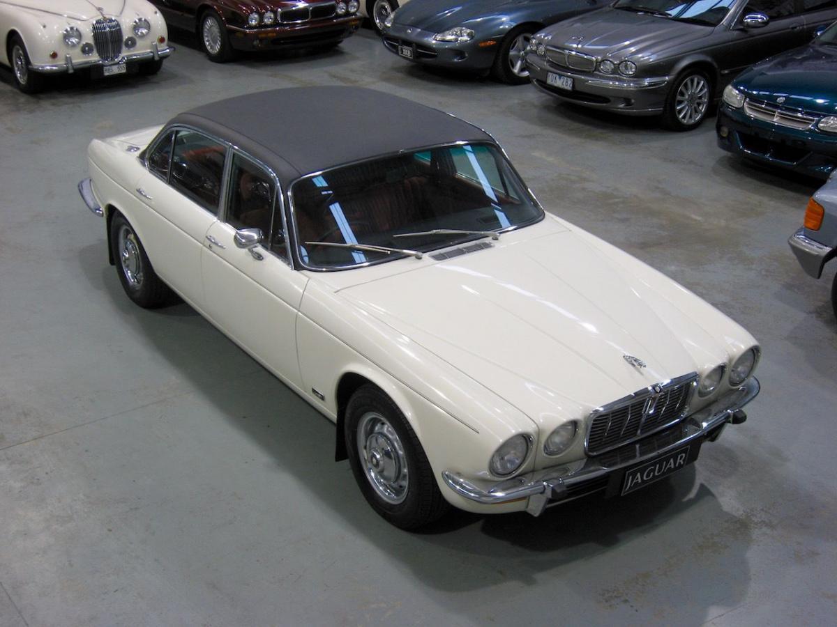 1976 Jaguar XJ V12 5.3L top.jpg