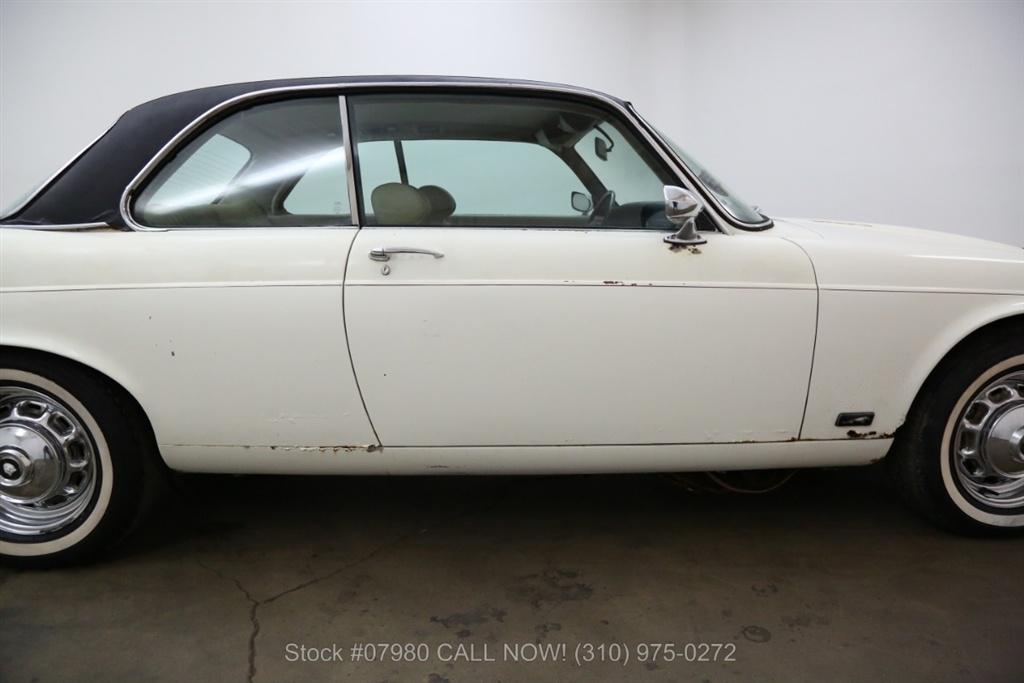 1976 Jaguar XJC 6-cylinder black vinyl roof over white images (11).jpg