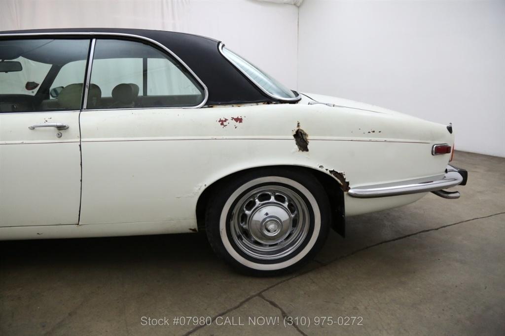 1976 Jaguar XJC 6-cylinder black vinyl roof over white images (14).jpg