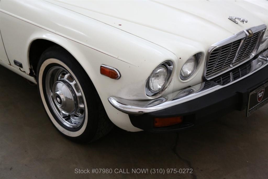 1976 Jaguar XJC 6-cylinder black vinyl roof over white images (16).jpg