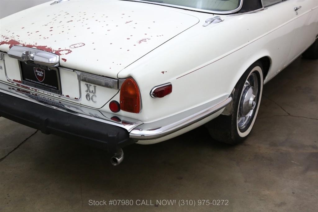 1976 Jaguar XJC 6-cylinder black vinyl roof over white images (17).jpg