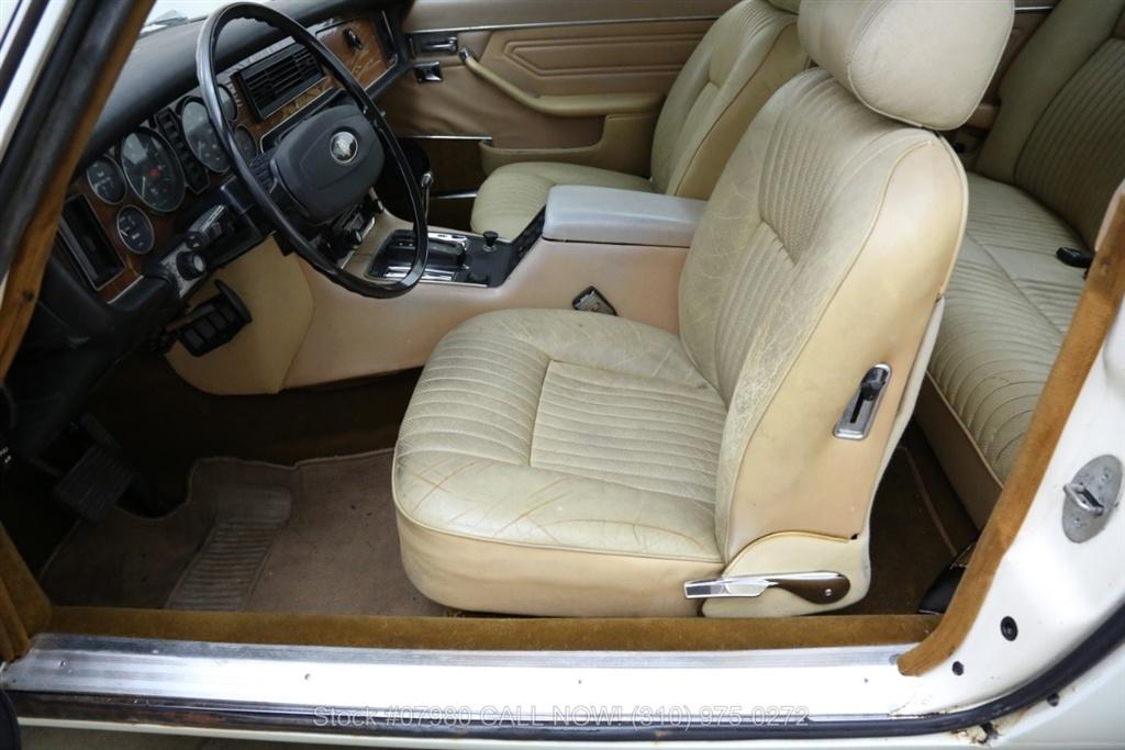 1976 Jaguar XJC 6-cylinder black vinyl roof over white images (19).jpg