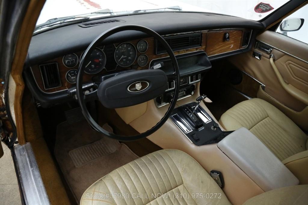 1976 Jaguar XJC 6-cylinder black vinyl roof over white images (22).jpg