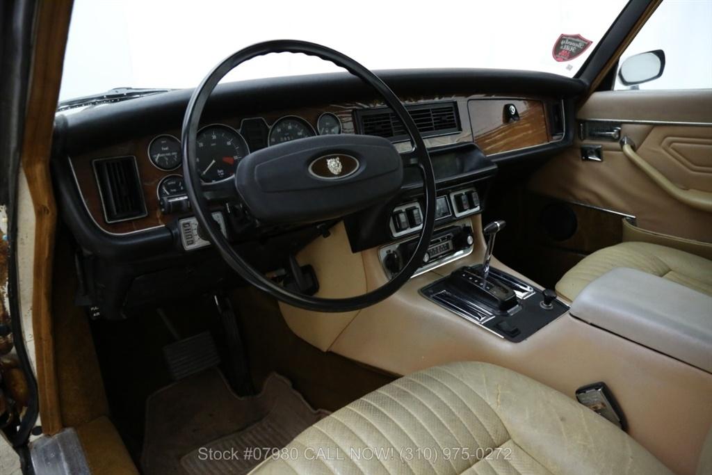 1976 Jaguar XJC 6-cylinder black vinyl roof over white images (23).jpg