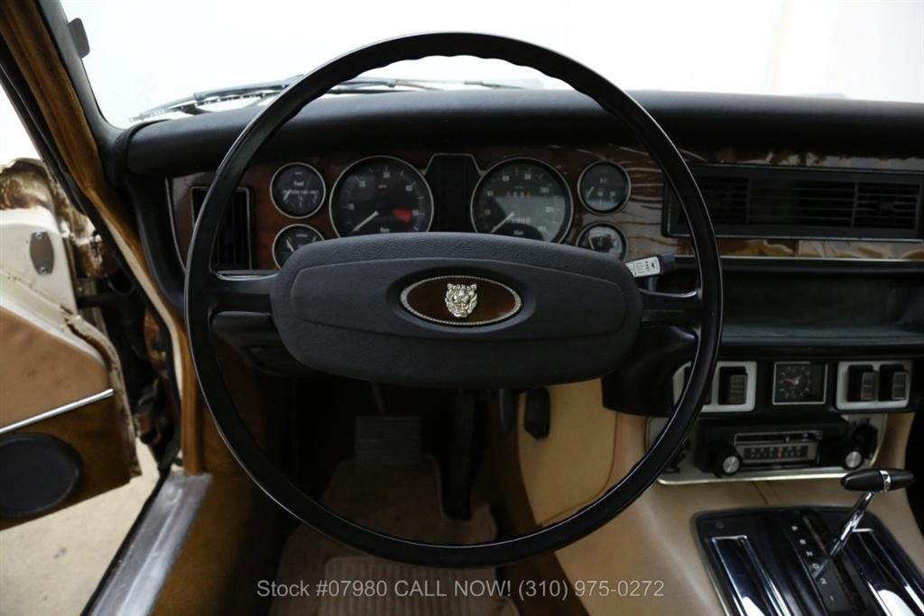 1976 Jaguar XJC 6-cylinder black vinyl roof over white images (24).jpg