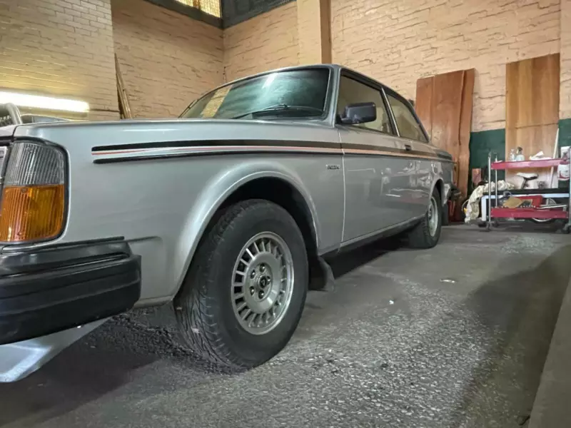 1980 Australian Volvo 242 GT with quad headlamps 2021 (10).png