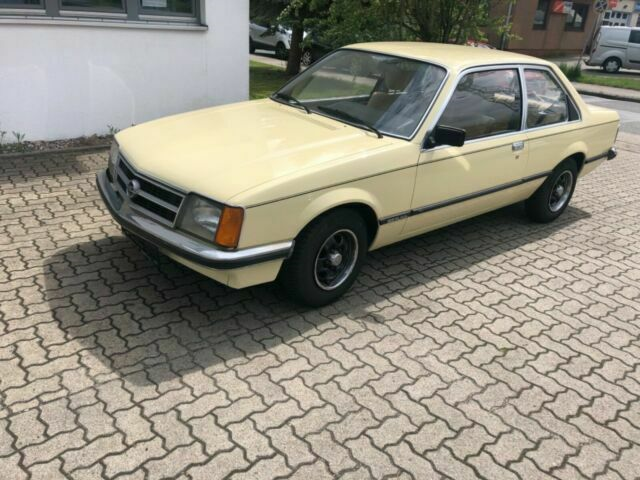 1980 Opel Commodore C coupe 2 door images creme (16).png