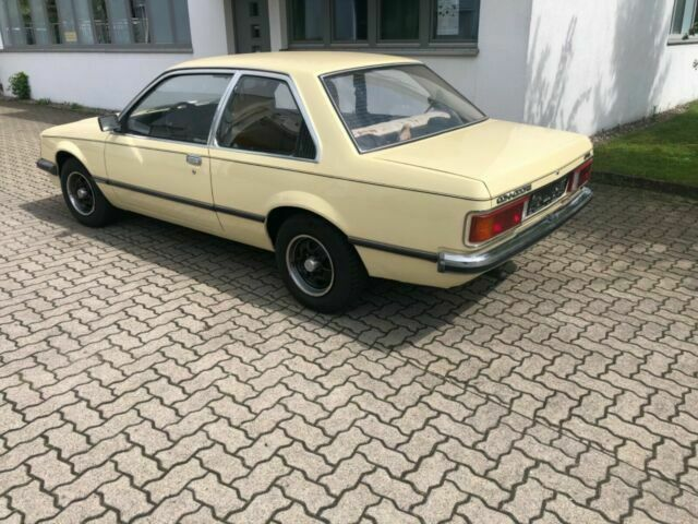 1980 Opel Commodore C coupe 2 door images creme (3).png