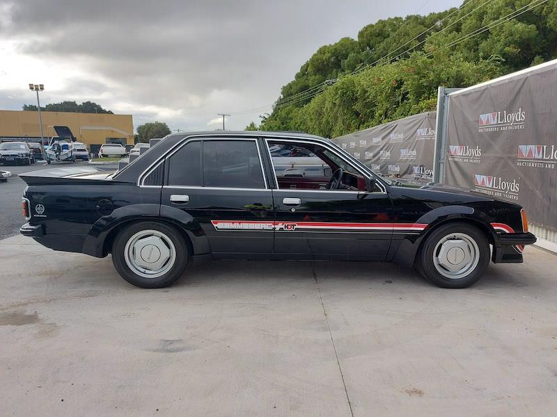 1980 VC Holden Commodore HDT Tuxedo Black V8 manual (7).jpg