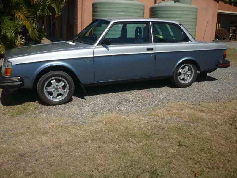 1980 Volvo 242 GT Australia silver two tone blue (5).png