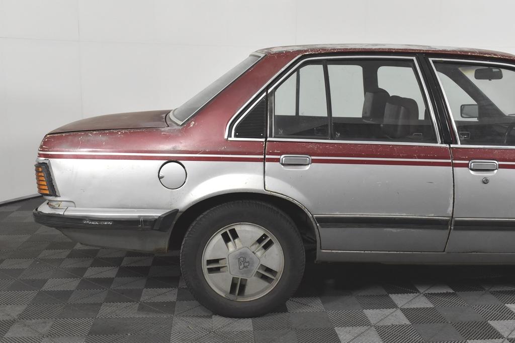 1981 VH Commodore SL-E Holden two tone image (8).jpg