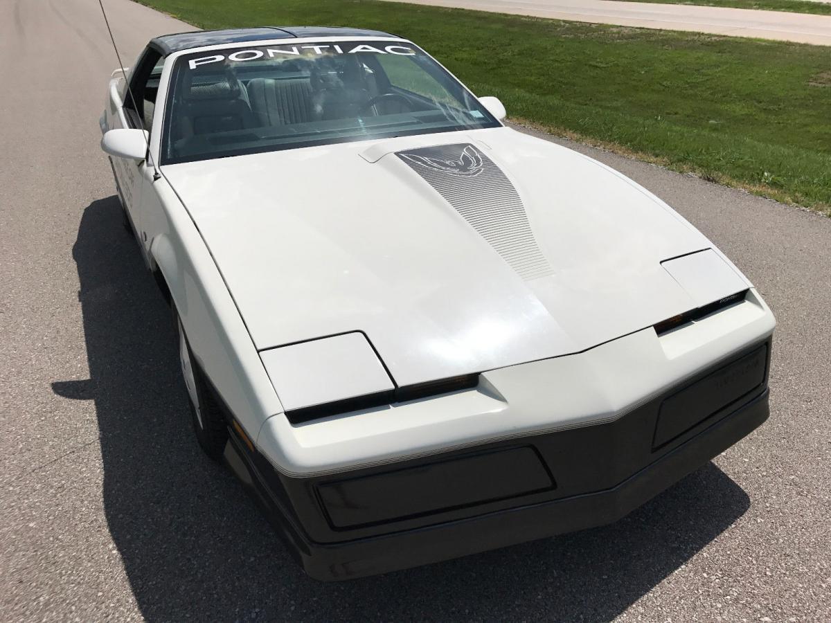 1983 Pontiac Trans-Am Daytona 500 limited edition pace car white on grey (1).jpg