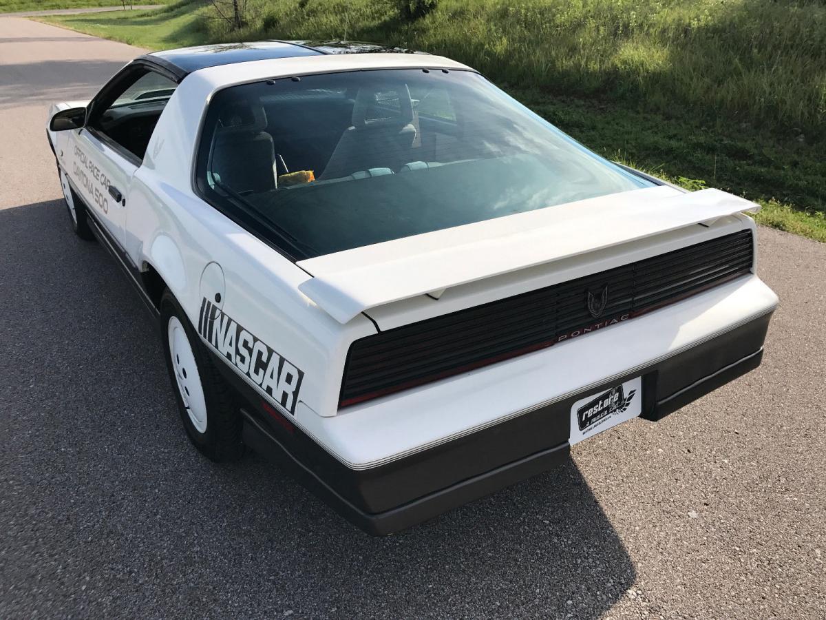 1983 Pontiac Trans-Am Daytona 500 limited edition pace car white on grey (2).jpg