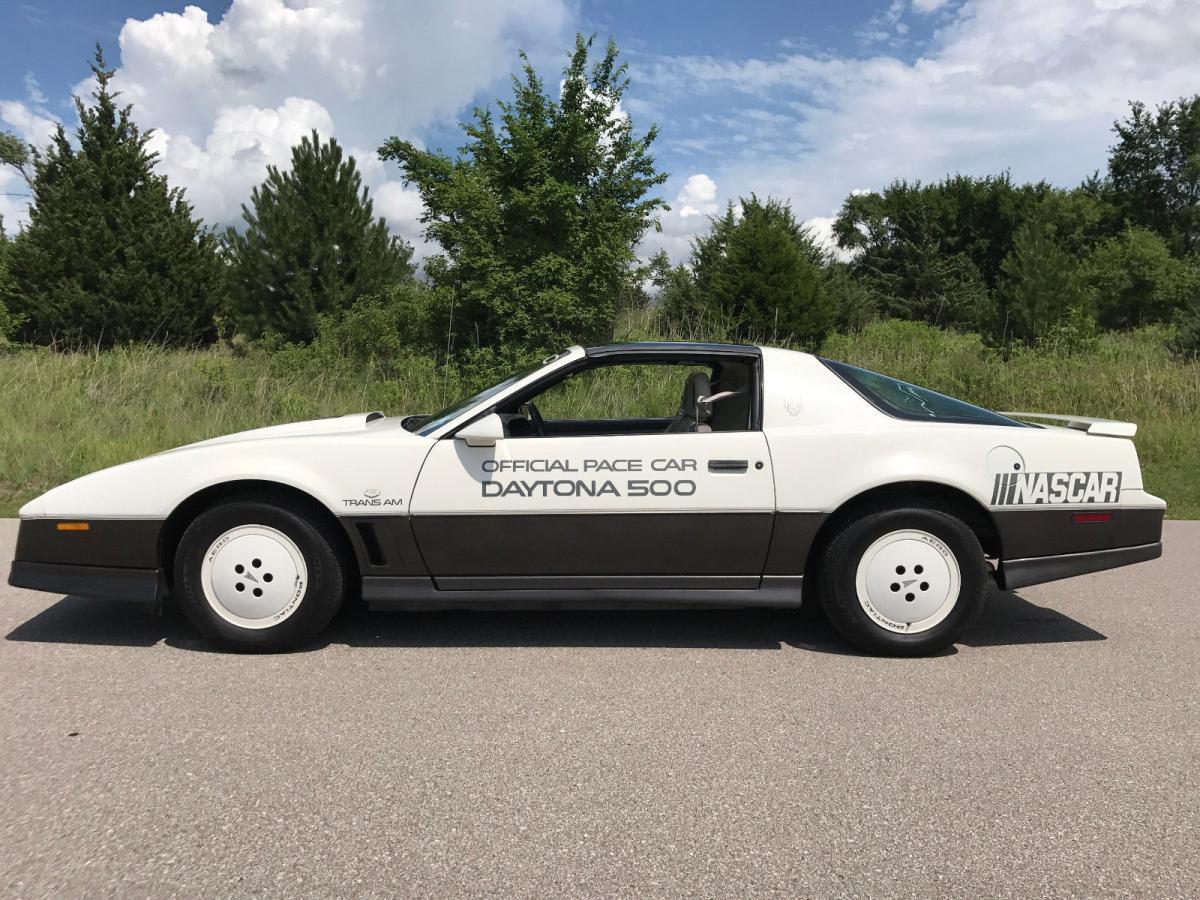 1983 Pontiac Trans-Am Daytona 500 limited edition pace car white on grey (6).jpg