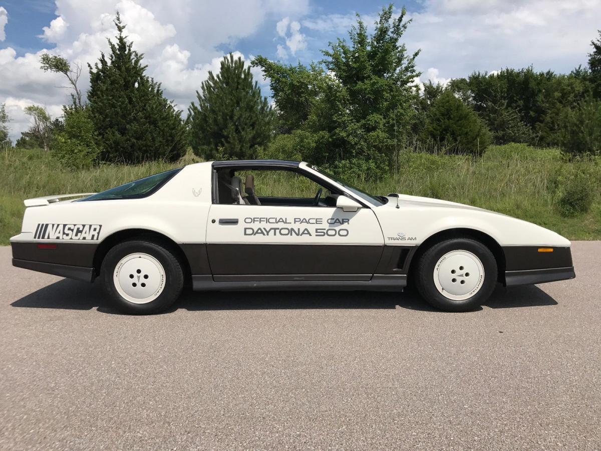 1983 Pontiac Trans-Am Daytona 500 limited edition pace car white on grey (7).jpg