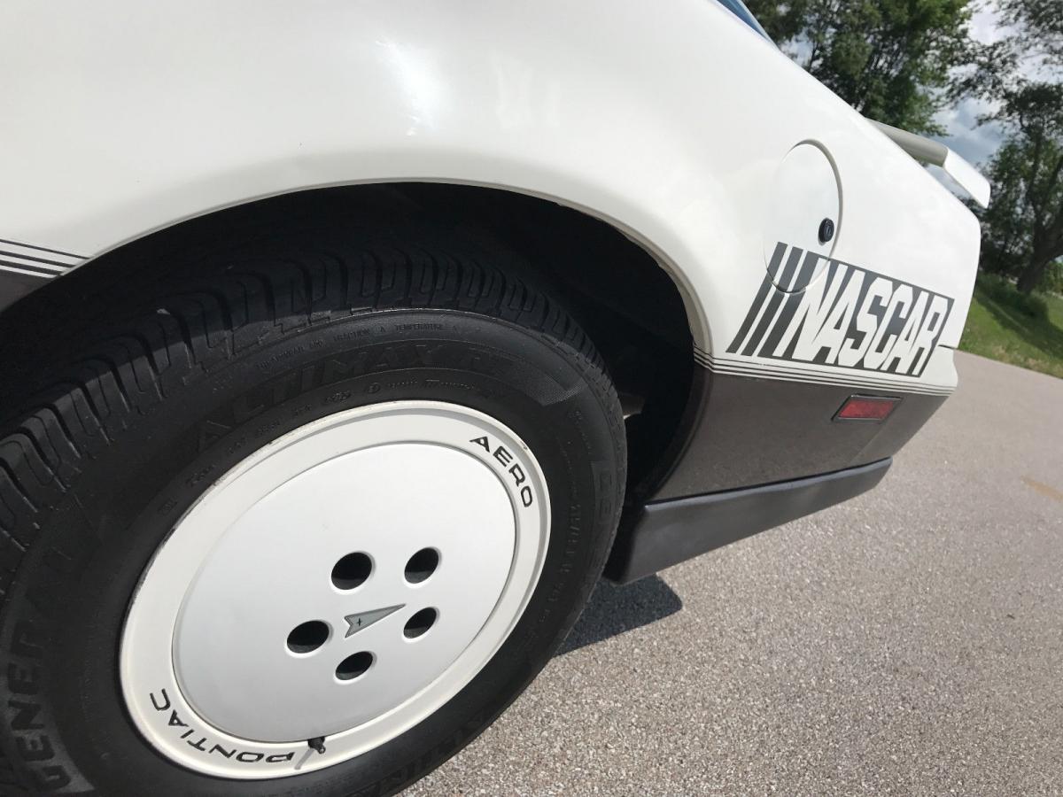 1983 Pontiac Trans-Am Daytona 500 limited edition pace car white on grey (8).jpg