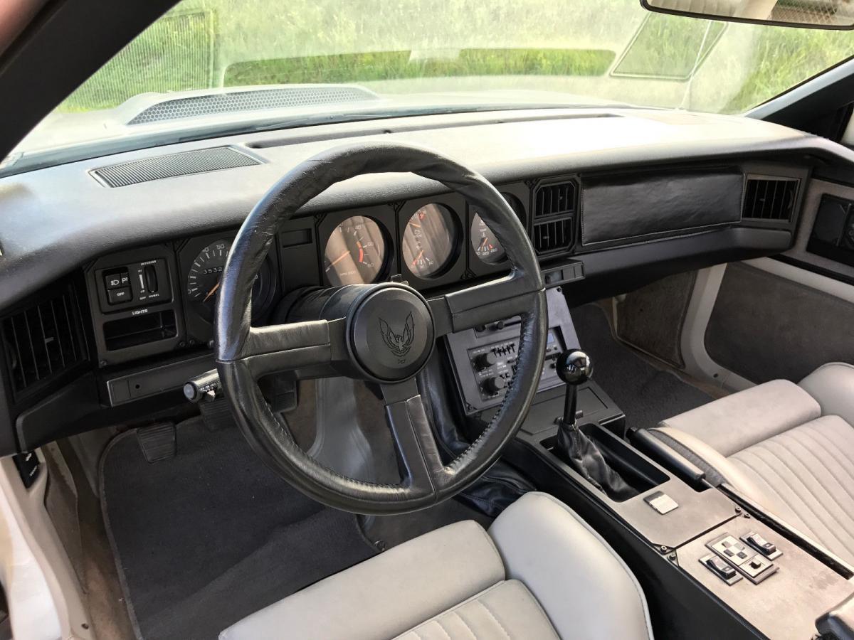 1983 Pontiac Trans-Am Daytona 500 limited edition pace car white on grey (9).jpg