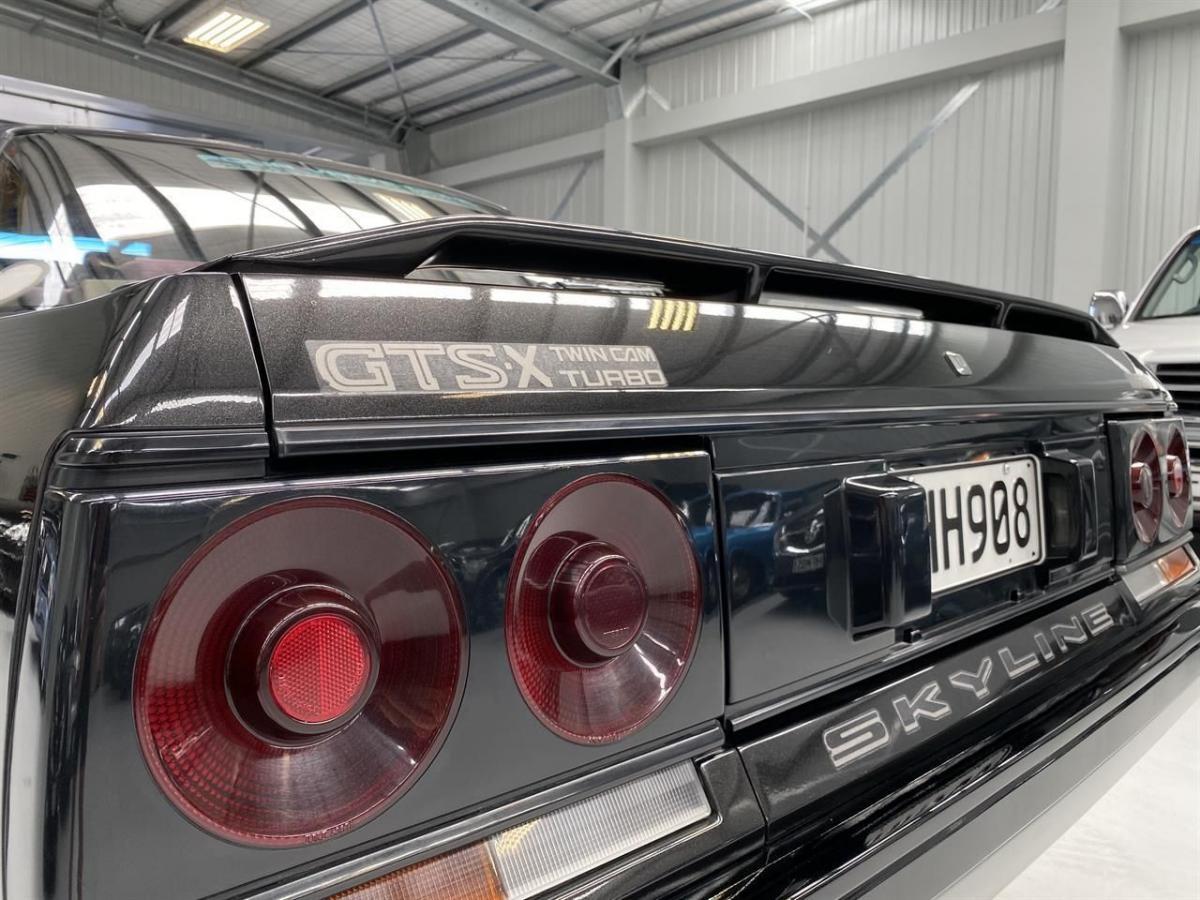 1986 R31 GTS-X Black on silver car original (6).jpg