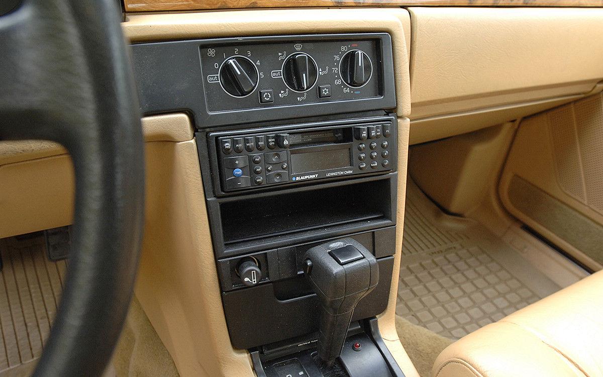 1989 Volvo 780 Bertonie Coupe z beige interior images (24).jpg