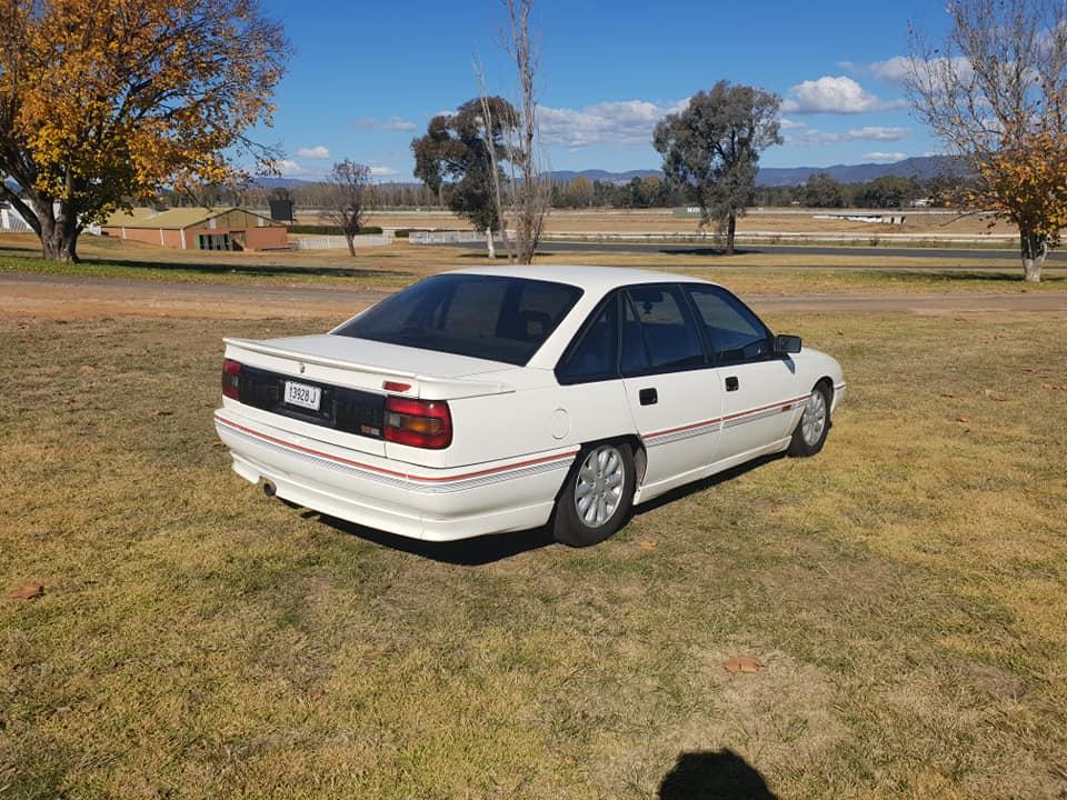 1990 Holden Commodore VB SS V8 white pictures (6) 2021.jpg